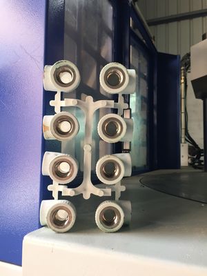 Macchina per stampaggio a iniezione verticale a doppia tabella a scivolo
