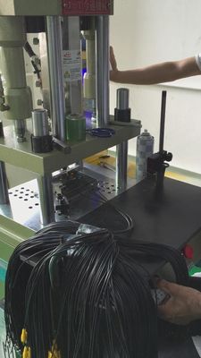Plastico 30 tonnellate macchina di stampaggio a iniezione verticale con 50 G/S velocità di iniezione e 1 egettore