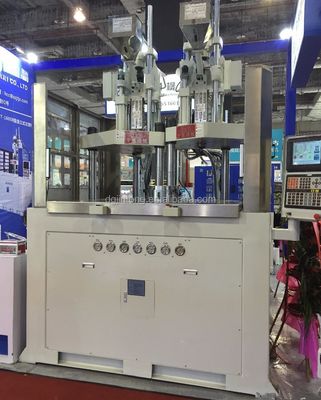 240 tonnellate doppio colore / materiale macchina di stampaggio a iniezione verticale per manico