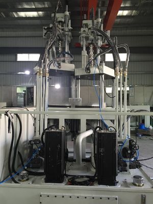 240 tonnellate doppio colore / materiale macchina di stampaggio a iniezione verticale per manico