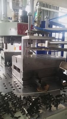 Macchina per lo stampaggio a iniezione verticale idraulica rotante 40T 30mm di diametro di vite
