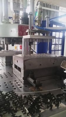 Macchina per lo stampaggio a iniezione verticale idraulica rotante 40T 30mm di diametro di vite