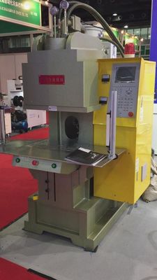 13kW Vertical Plastic Injection Molding Machine 55T per impianti di produzione