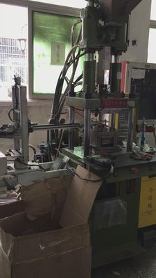 15T Compatta macchina di stampaggio a iniezione Verticale facile da usare per auricolare