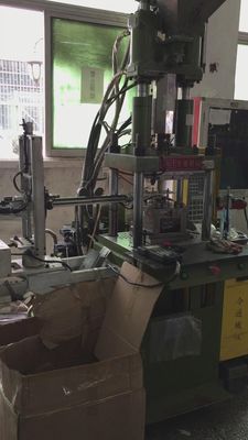 Macchina di stampaggio a iniezione verticale semiautomatica 20T per ricambi dopo la manutenzione