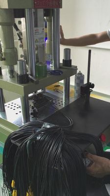 Macchina di stampaggio a iniezione verticale semiautomatica 20T per ricambi dopo la manutenzione