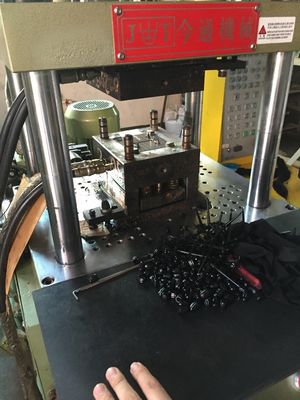 35T Plastic Vertical Injection Moulding Machine Max Daylight 340/280mm per chip automatico