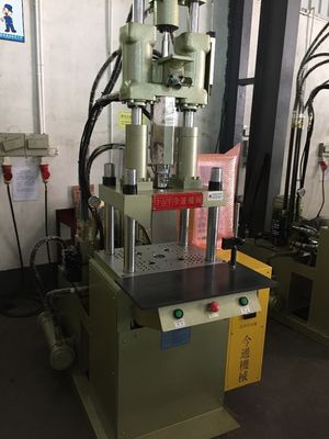 45T Robot Plastic Vertical Injection Moulding Machine con colpo di ejetto di 45 mm