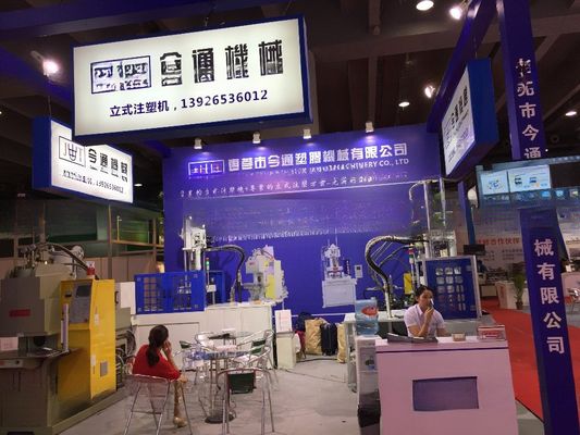 45T Robot Plastic Vertical Injection Moulding Machine con colpo di ejetto di 45 mm