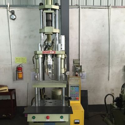 PP Micro Plastic Vertical Injection Molding Machine 30T Con 20 mm di diametro di vite