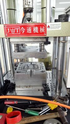 45T Plastic Vertical Injection Moulding Machine 110 Cm3 Teorico volume di scatto per protettore in PVC