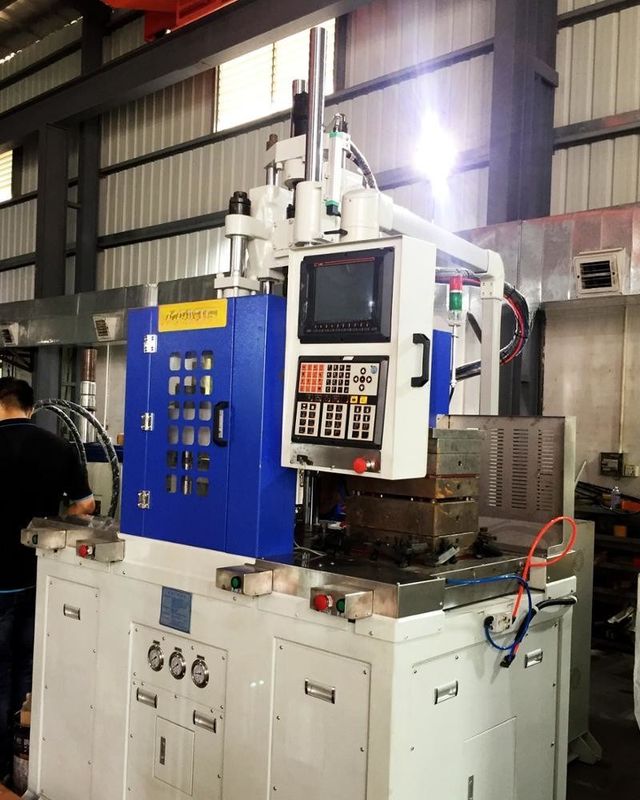 120T Double Slide Table Vertical Injection Molding Machine per la produzione di grandi volumi